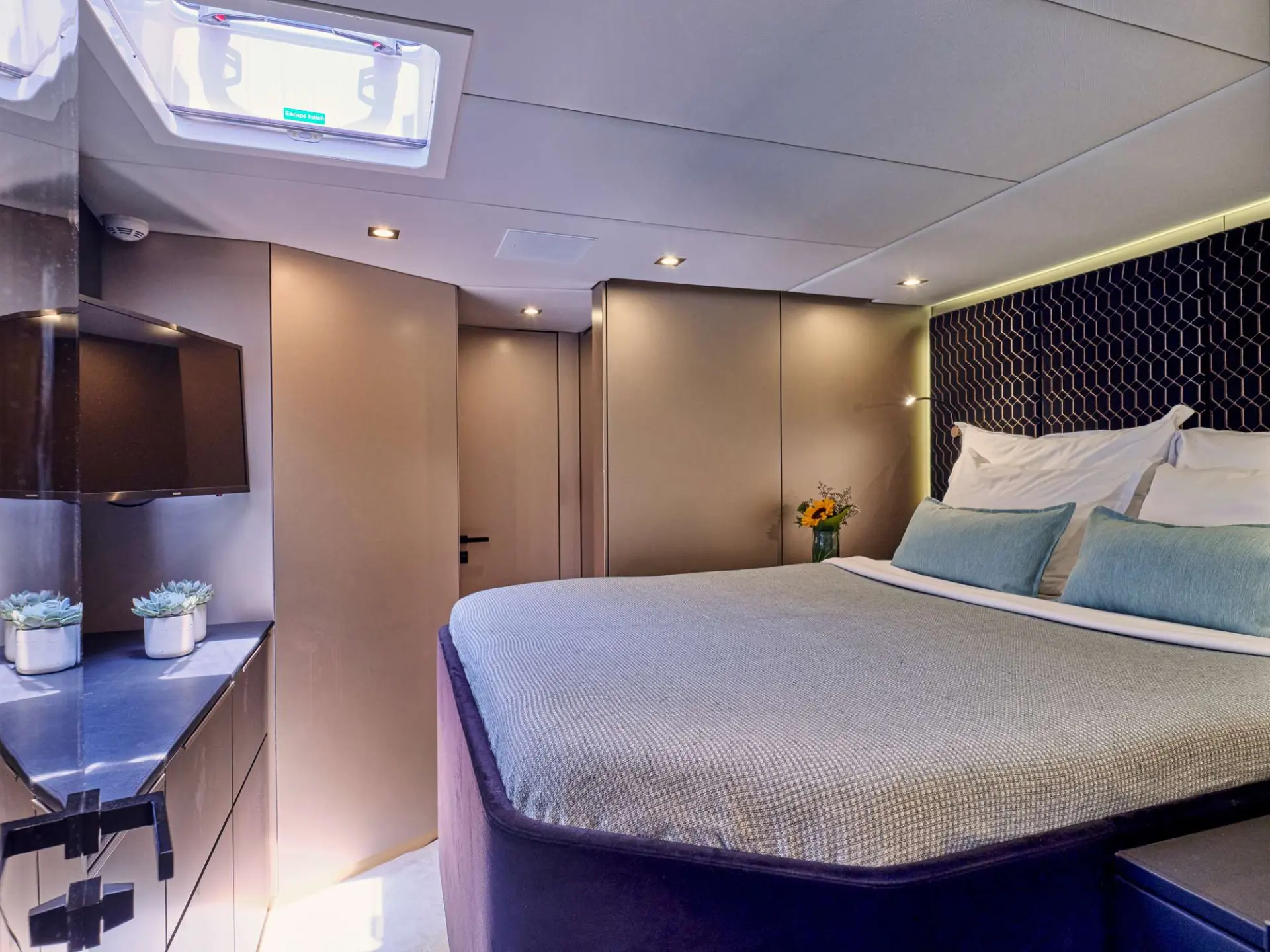 Sunreef 50 ADARA – Queen cabin