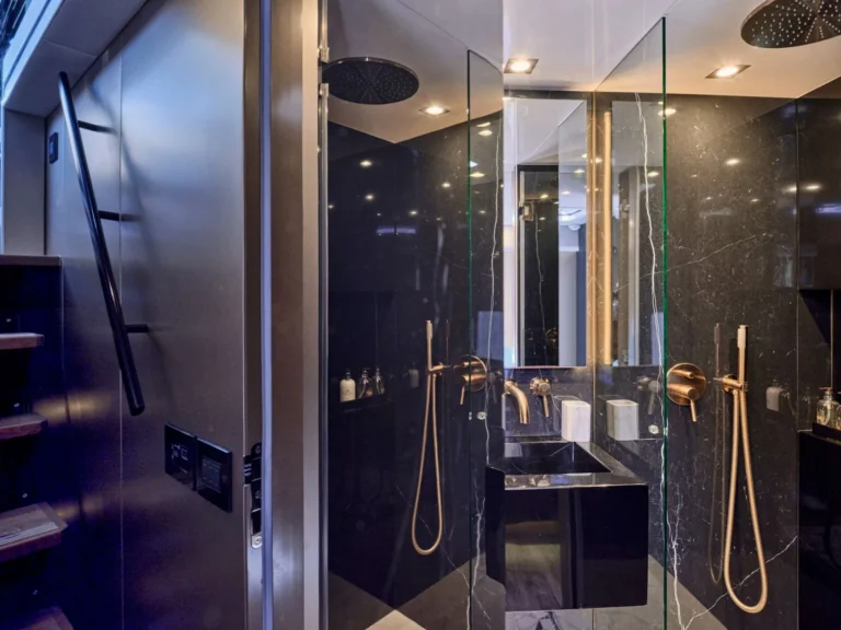 Sunreef 50 ADARA – En-suite bathroom