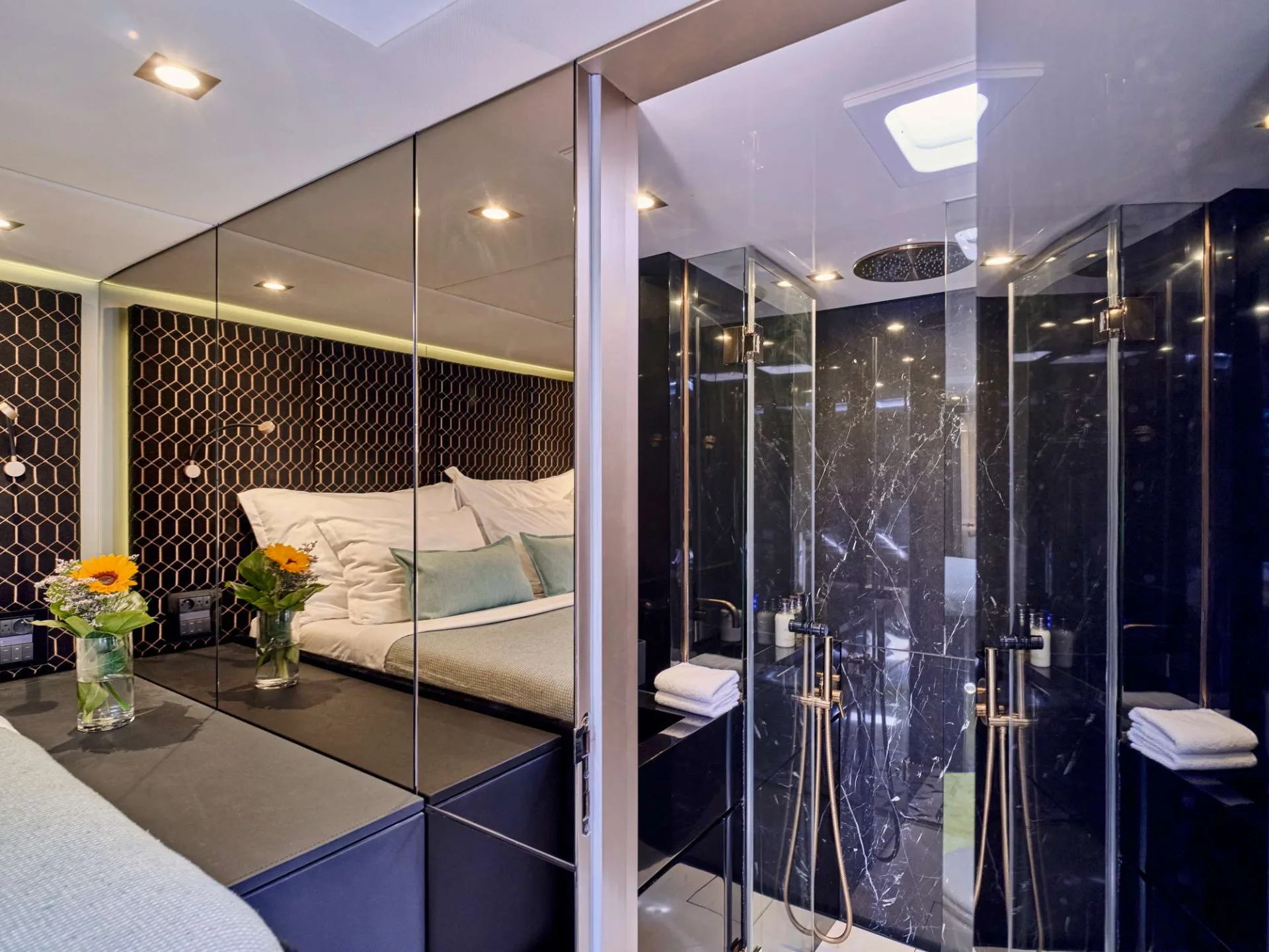Sunreef 50 ADARA – Queen cabin with en-suite