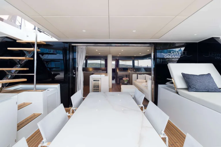 Sunreef 50 SWEET DREAMS – aft cockpit dining