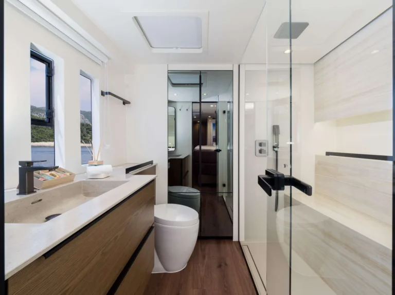 Sunreef 50 SWEET DREAMS – ensuite bathroom