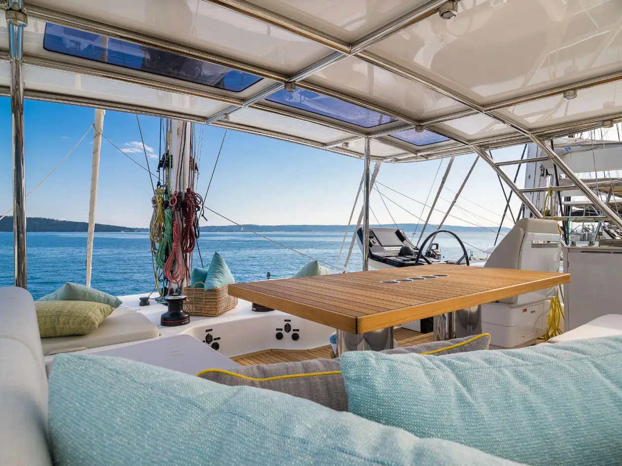 Sunreef 50 ZARA – Flybridge lounge and dining