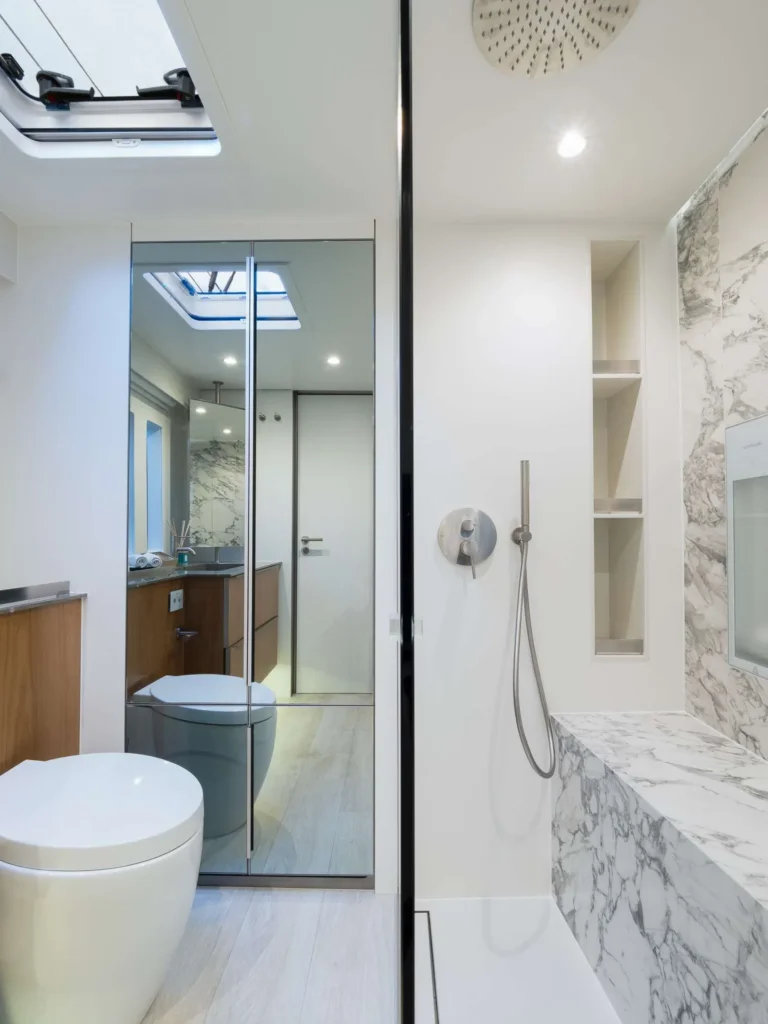 Sunreef 50 ZARA – Guest bathroom and shower