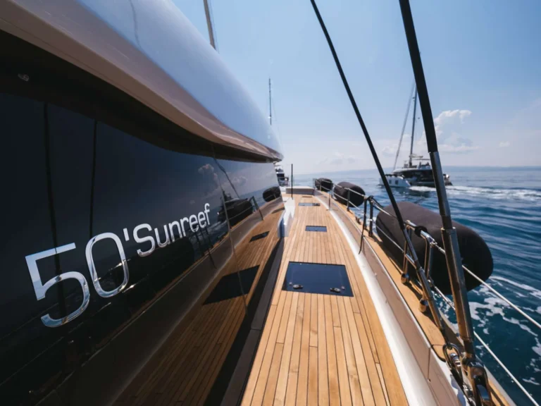 Sunreef 50 ZARA – Side deck under sail