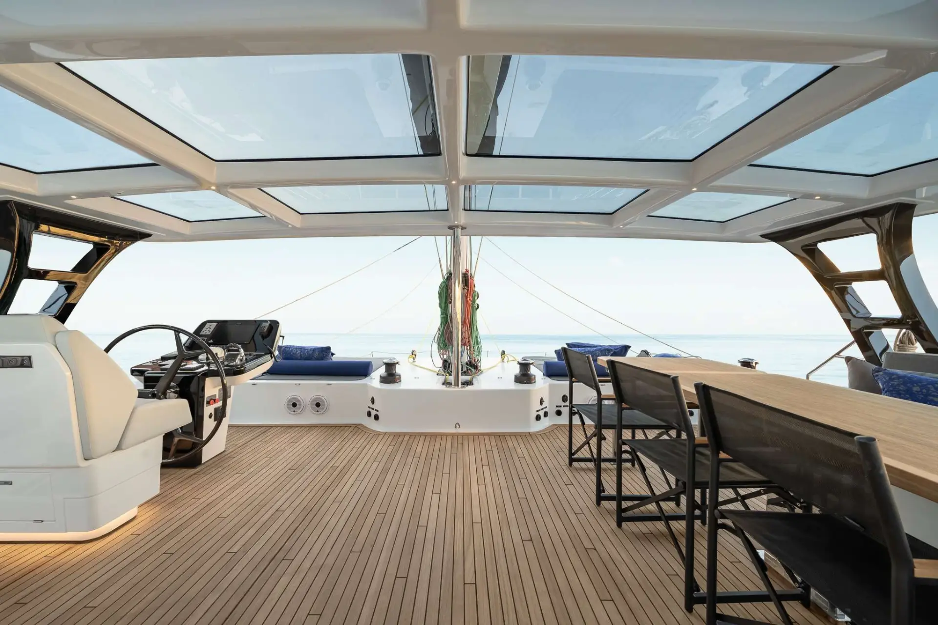 Sunreef 60 ADARA NEXT – Flybridge helm station