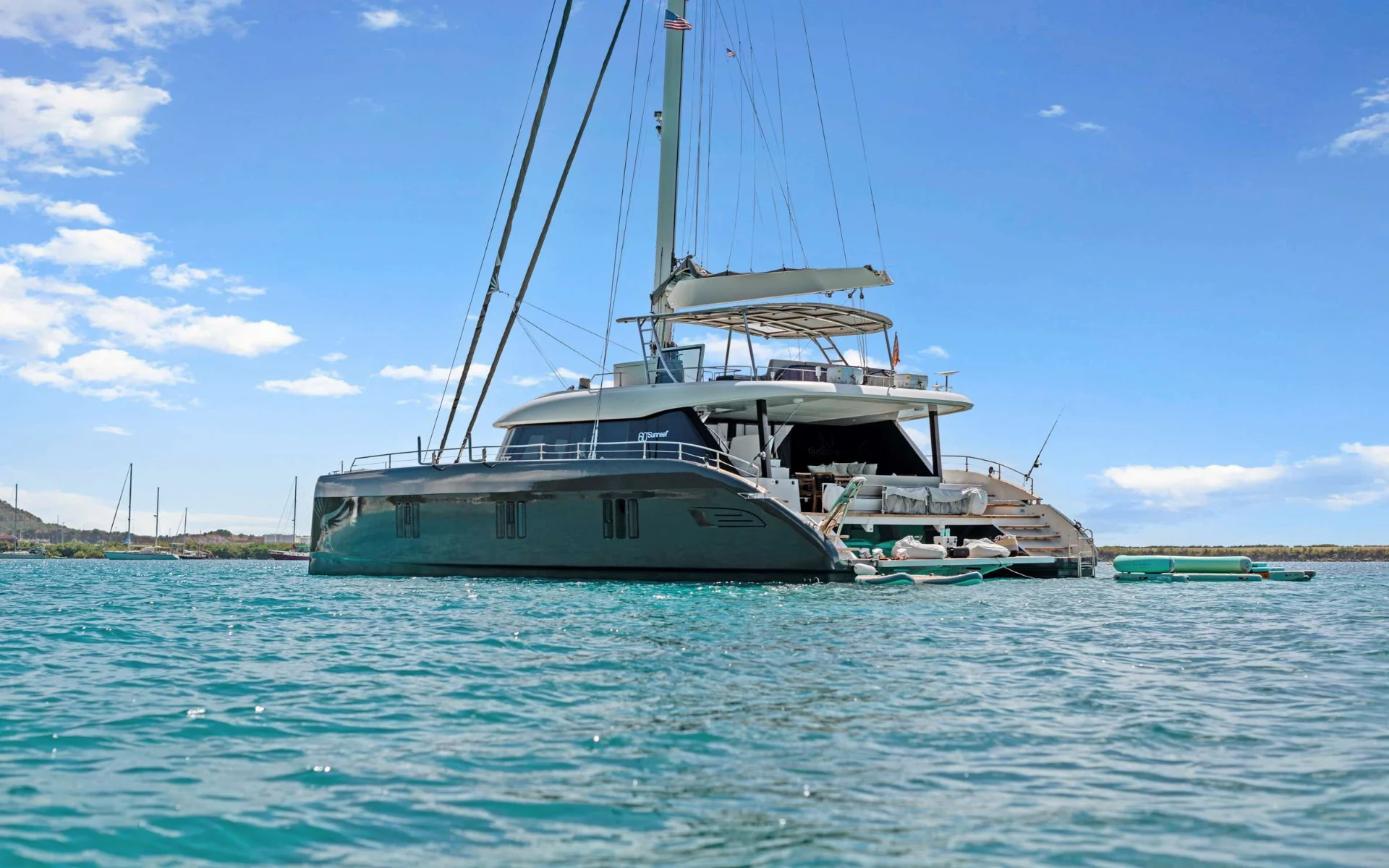 Sunreef 60 GYRFALCON – Profile at anchor