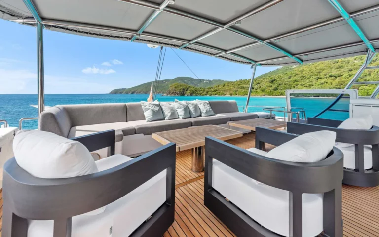 Sunreef 60 GYRFALCON – Flybridge lounge