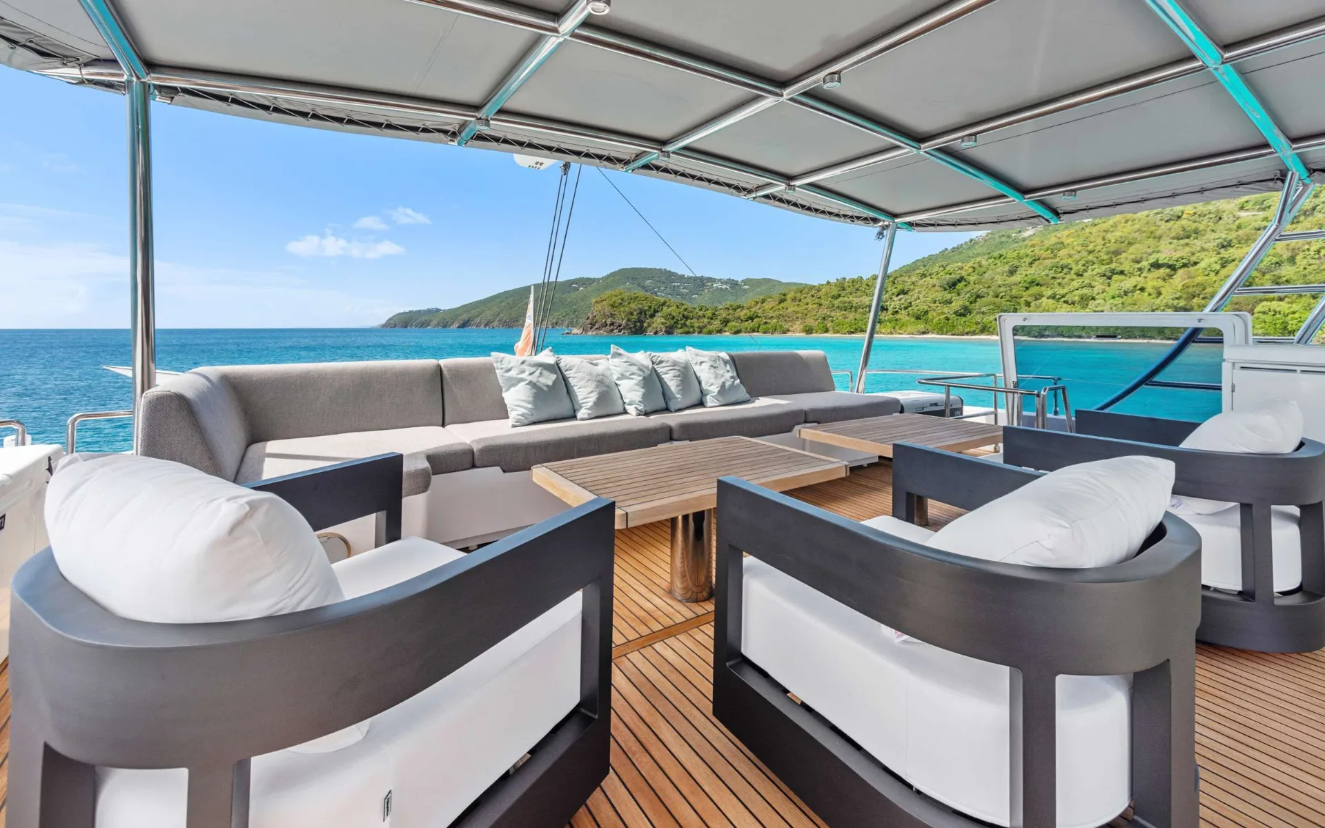 Sunreef 60 GYRFALCON – Flybridge lounge