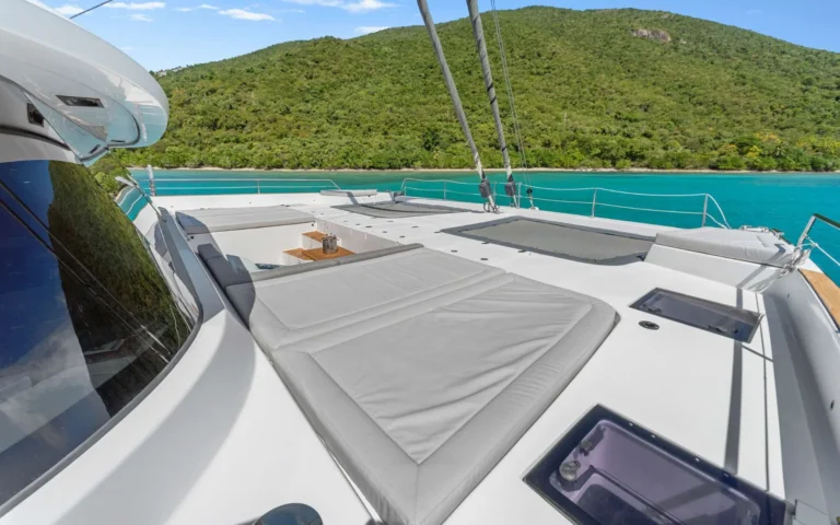 Sunreef 60 GYRFALCON – Foredeck sun pads