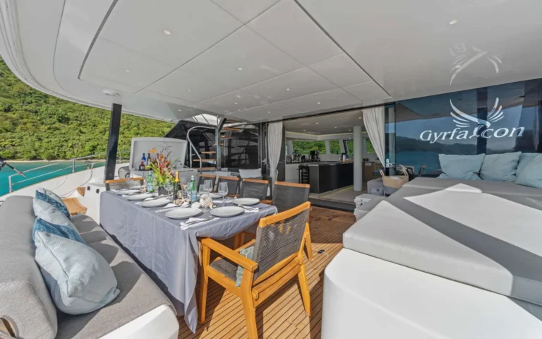 Sunreef 60 GYRFALCON – Aft deck dining