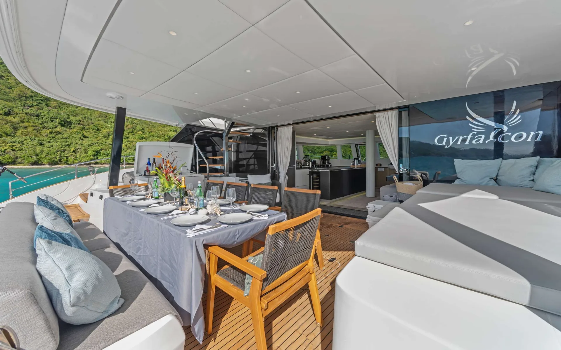 Sunreef 60 GYRFALCON – Aft deck dining
