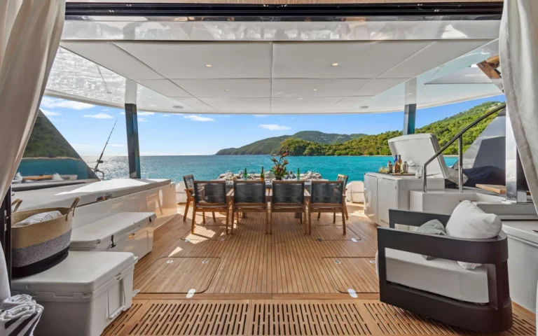 Sunreef 60 GYRFALCON – Saloon to cockpit