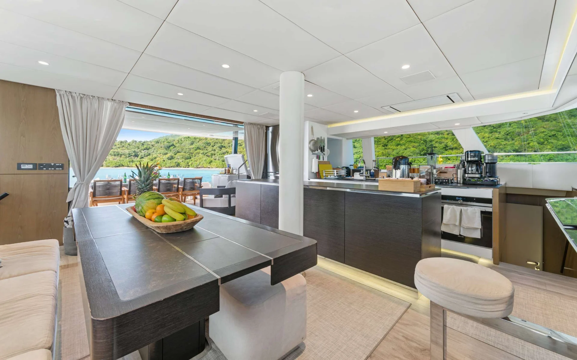 Sunreef 60 GYRFALCON – Saloon and galley