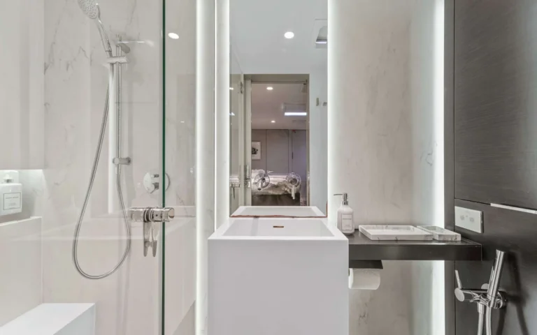 Sunreef 60 GYRFALCON – En-suite bathroom