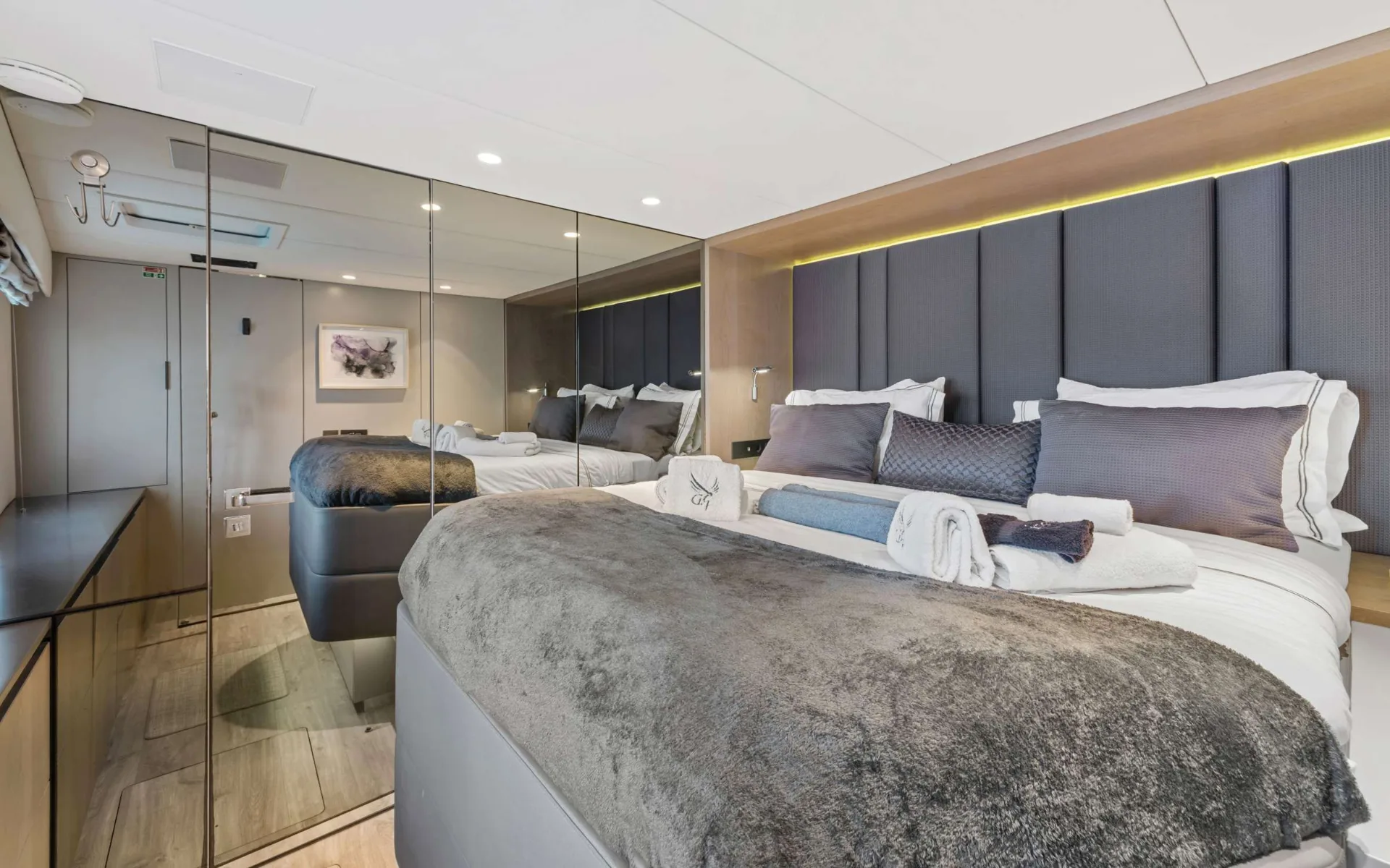 Sunreef 60 GYRFALCON – Queen cabin