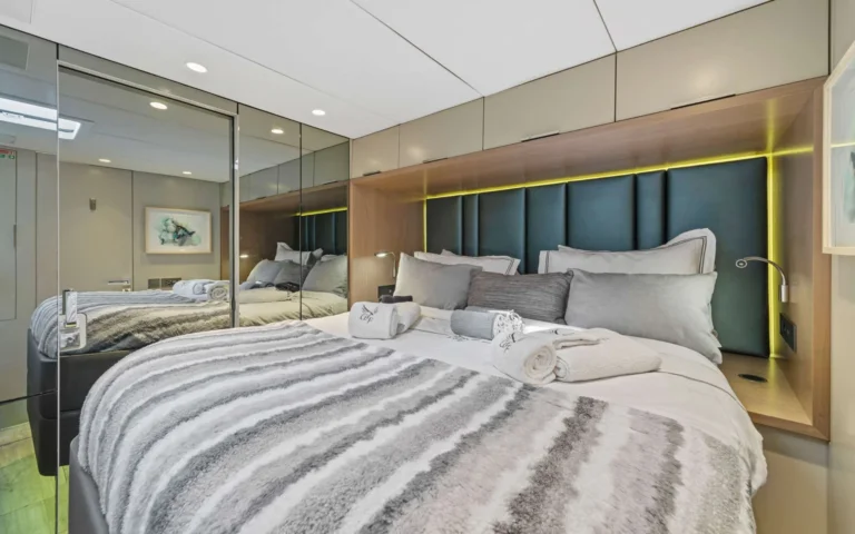 Sunreef 60 GYRFALCON – Queen guest cabin