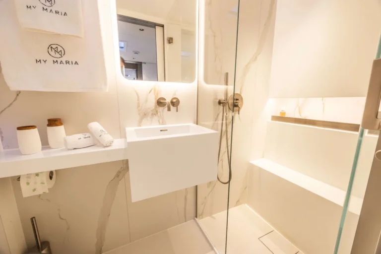 Sunreef 60 MYMARIA – Guest bathroom