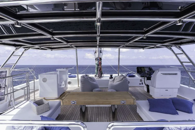 Sunreef 60 OYA – flybridge lounge