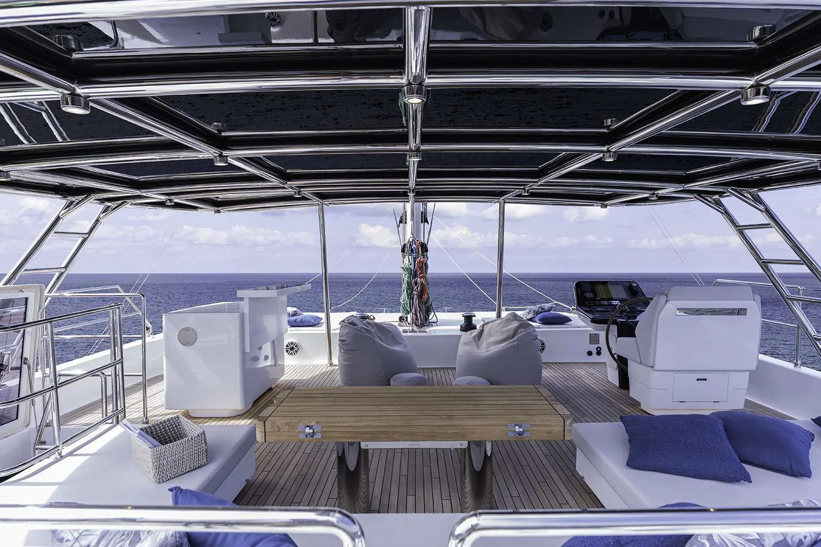 Sunreef 60 OYA – flybridge lounge