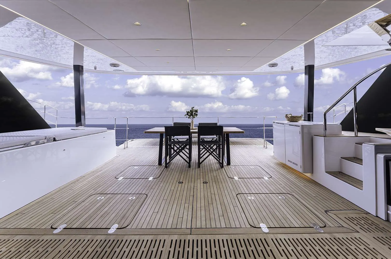 Sunreef 60 OYA – aft deck dining