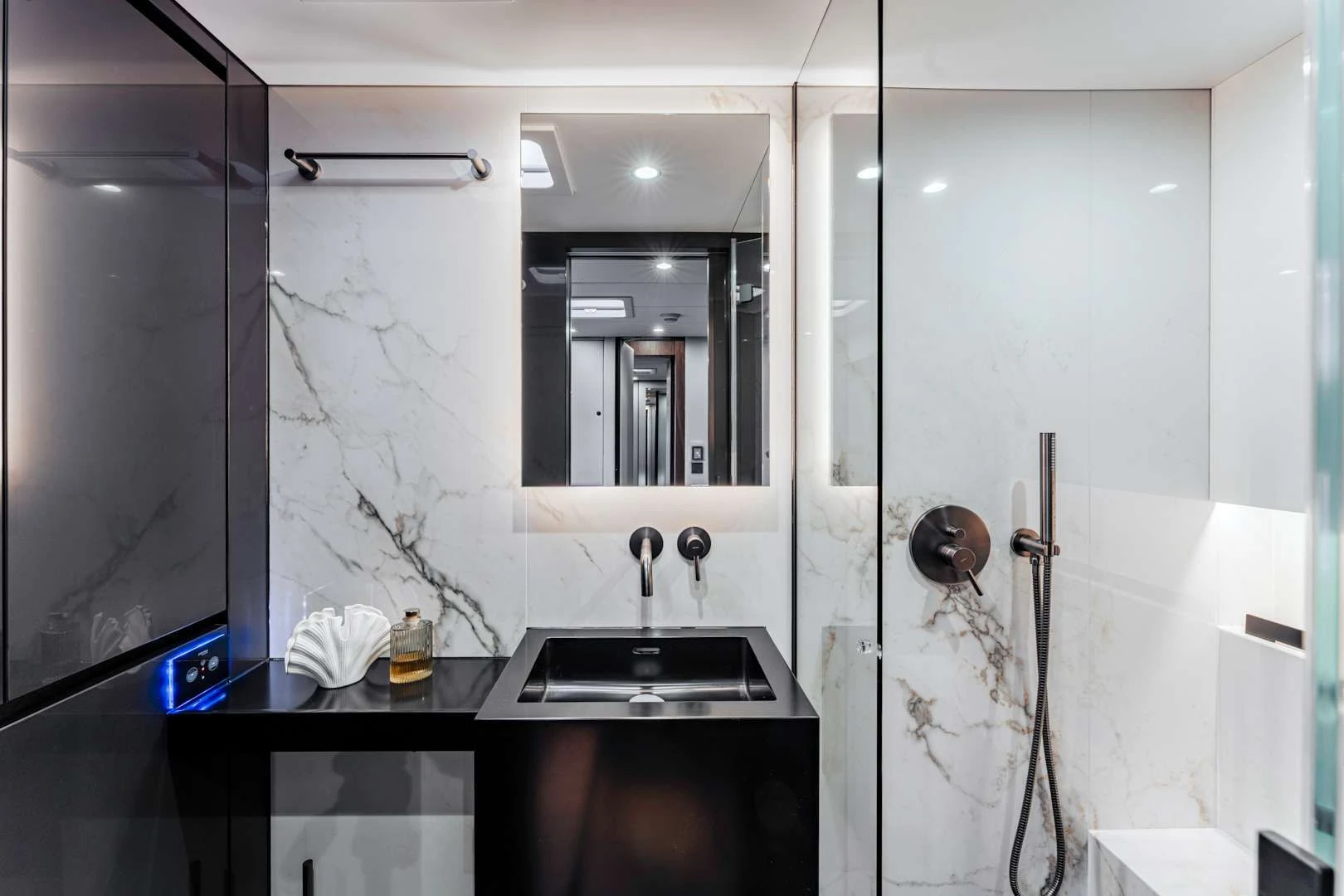 Sunreef 60 OYA – shower room