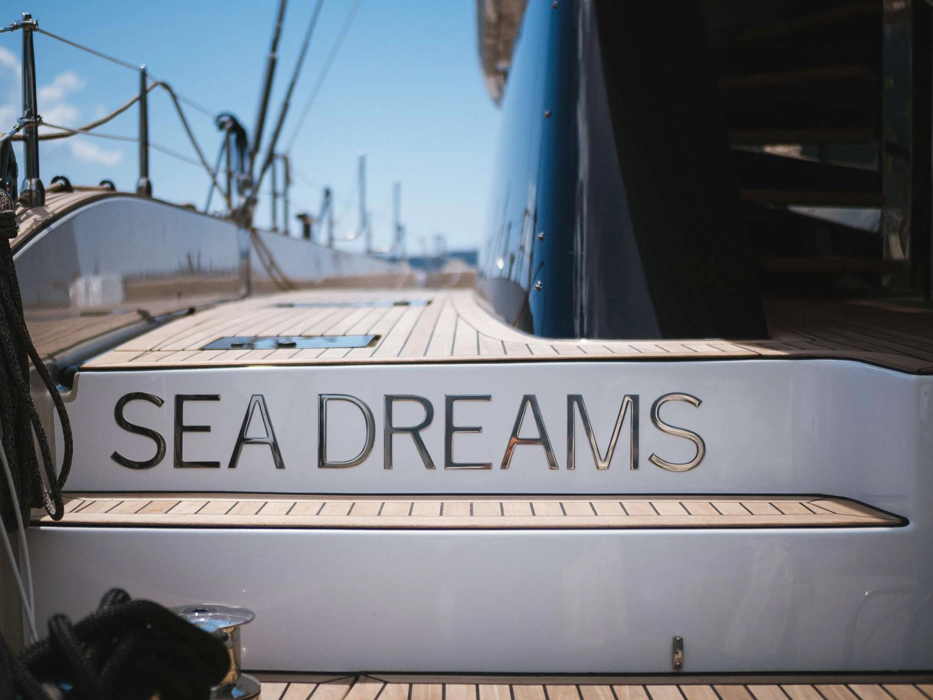 Sunreef 60 SEA DREAMS – stern nameplate