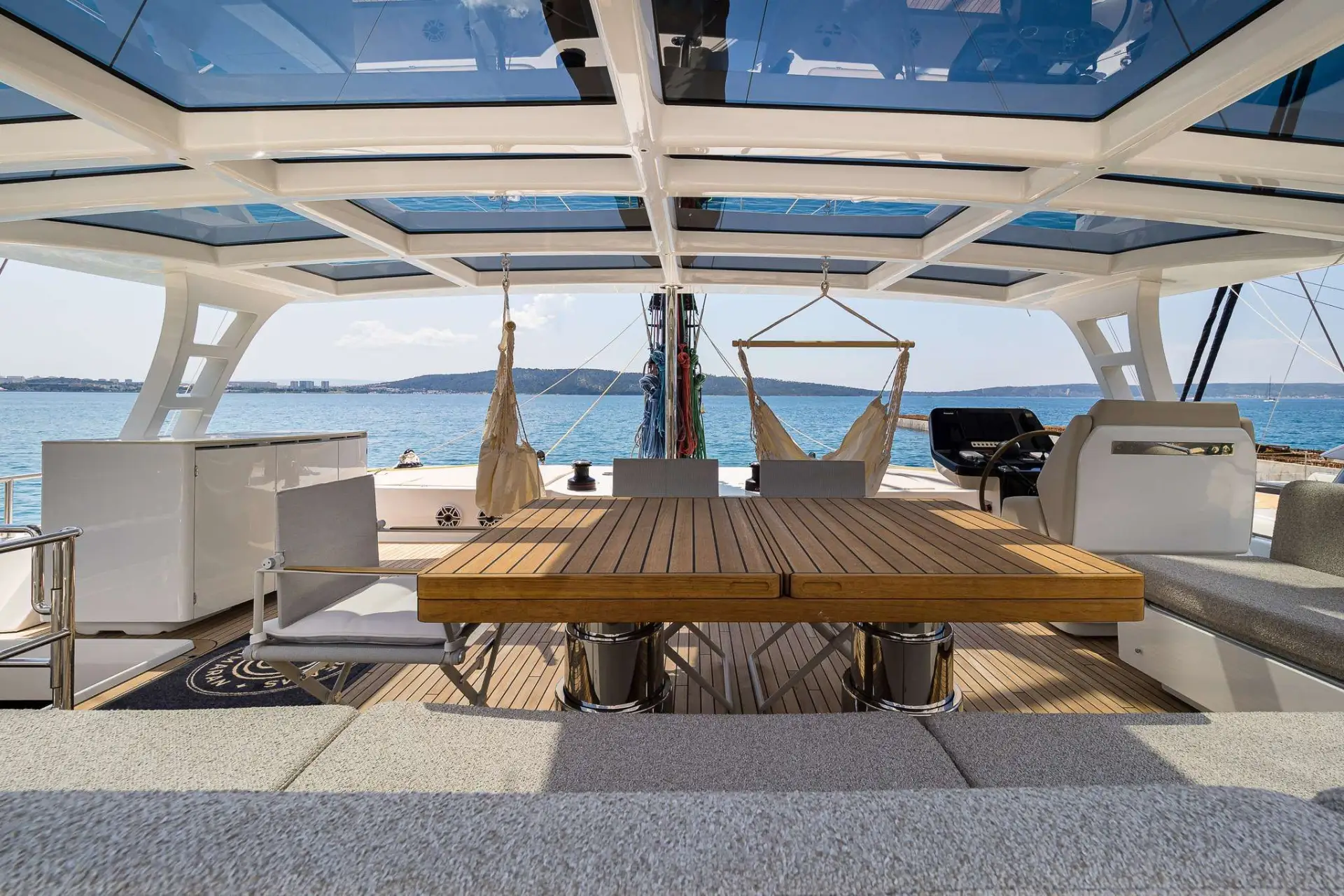 Sunreef 60 SEA DREAMS – aft cockpit dining
