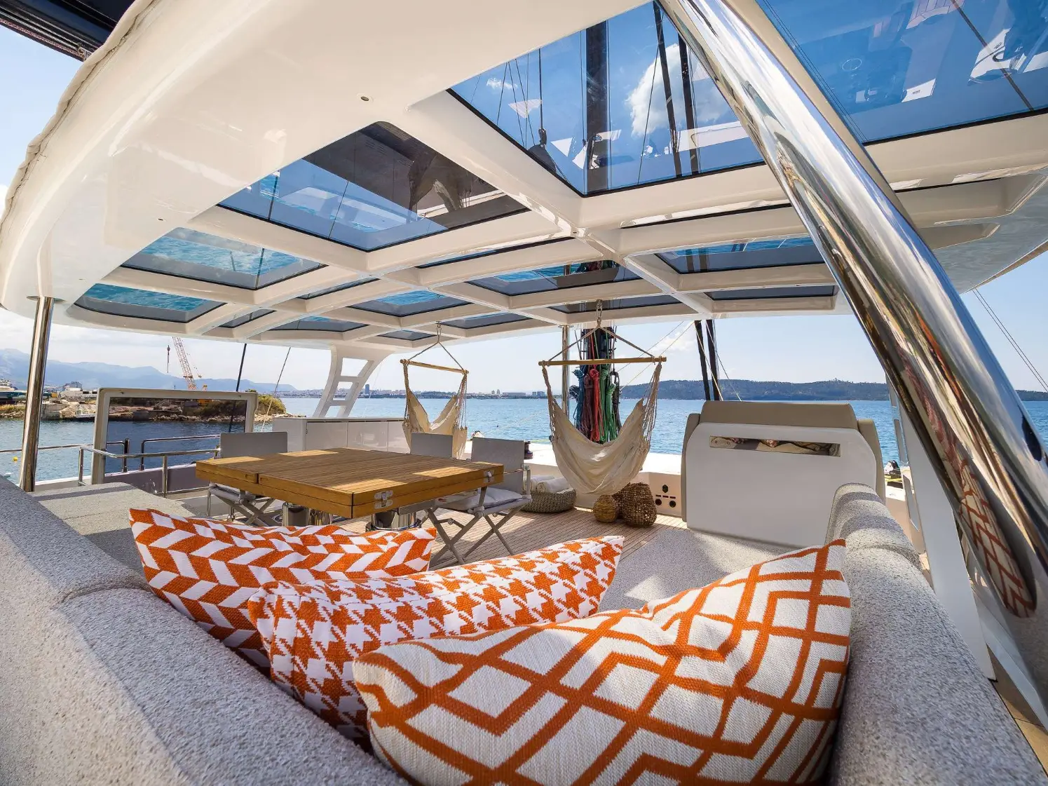 Sunreef 60 SEA DREAMS – foredeck lounge
