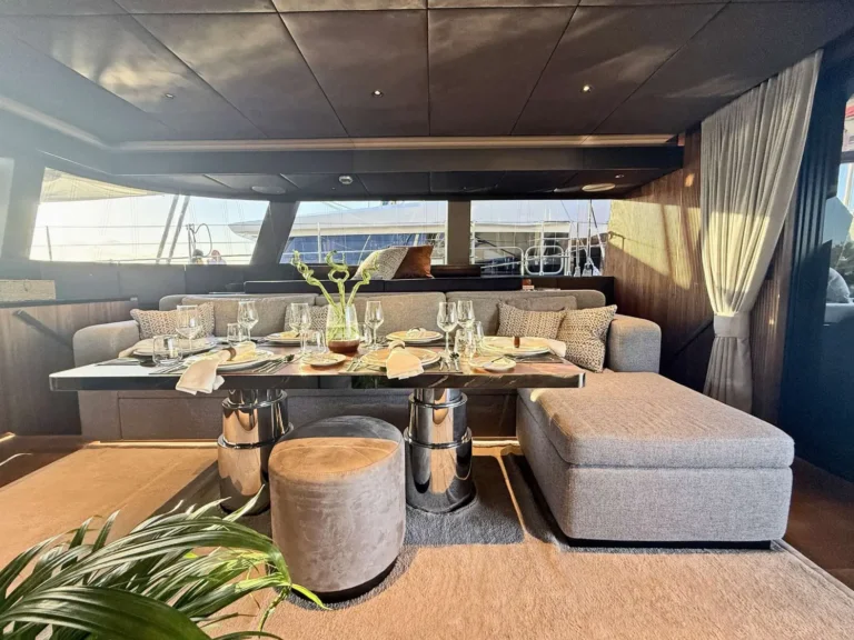 Sunreef 60 SERENITY – Saloon dining