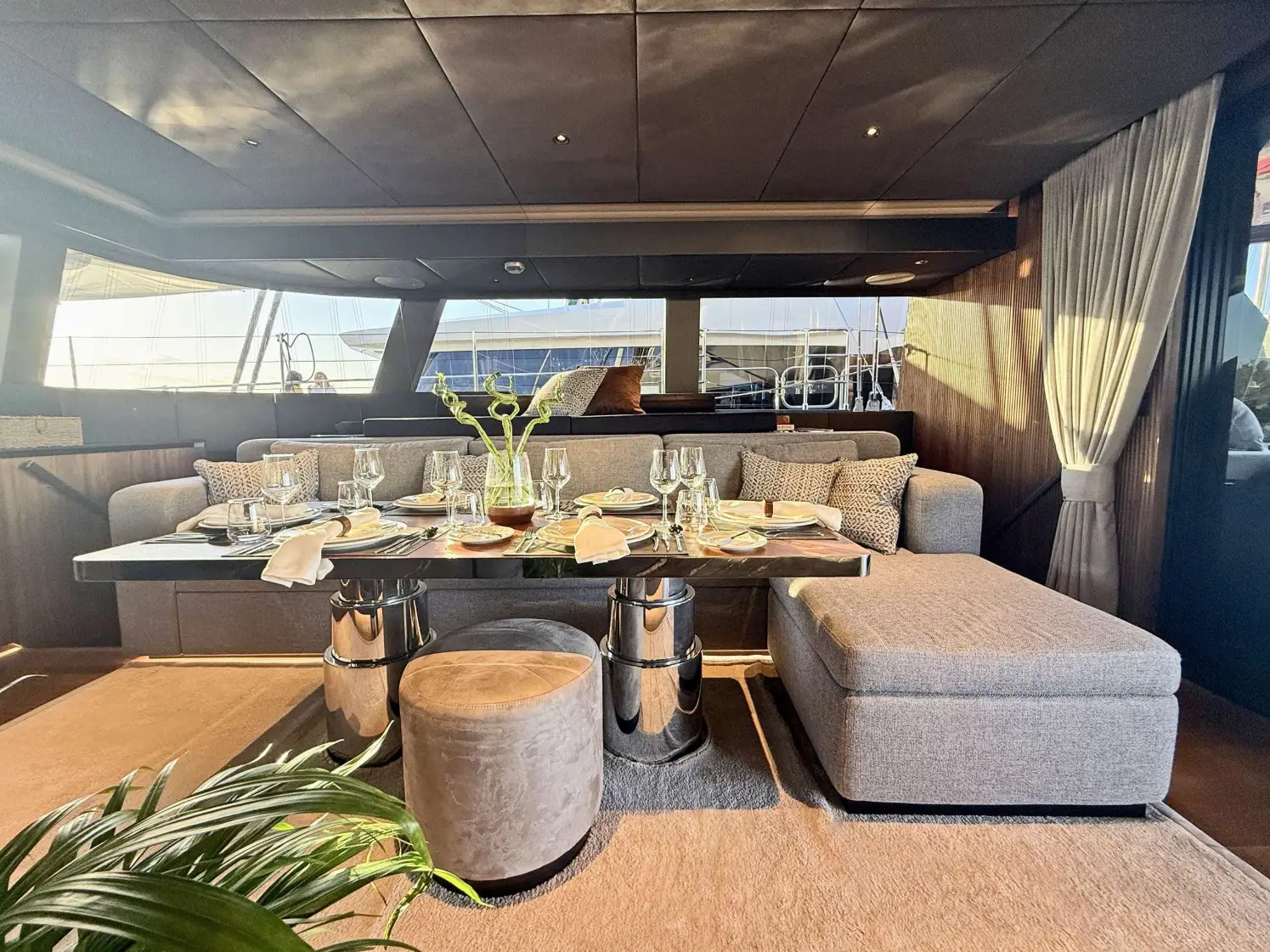 Sunreef 60 SERENITY – Saloon dining