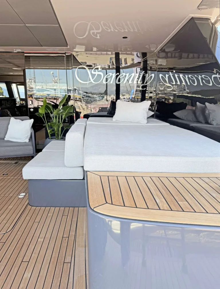 Sunreef 60 SERENITY – Foredeck sunbeds