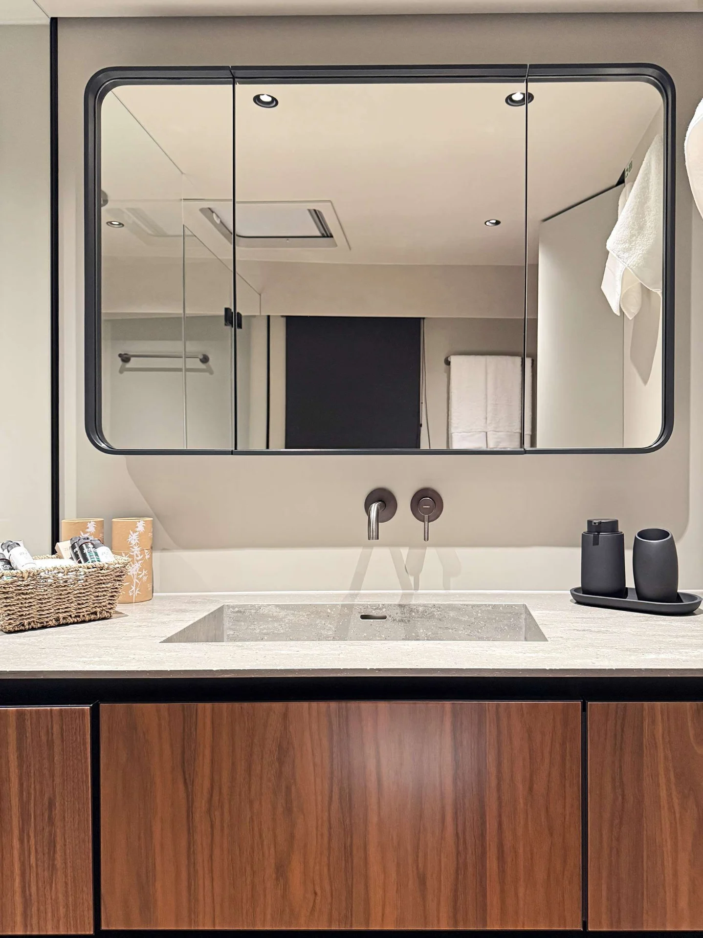 Sunreef 60 SERENITY – Bathroom vanity