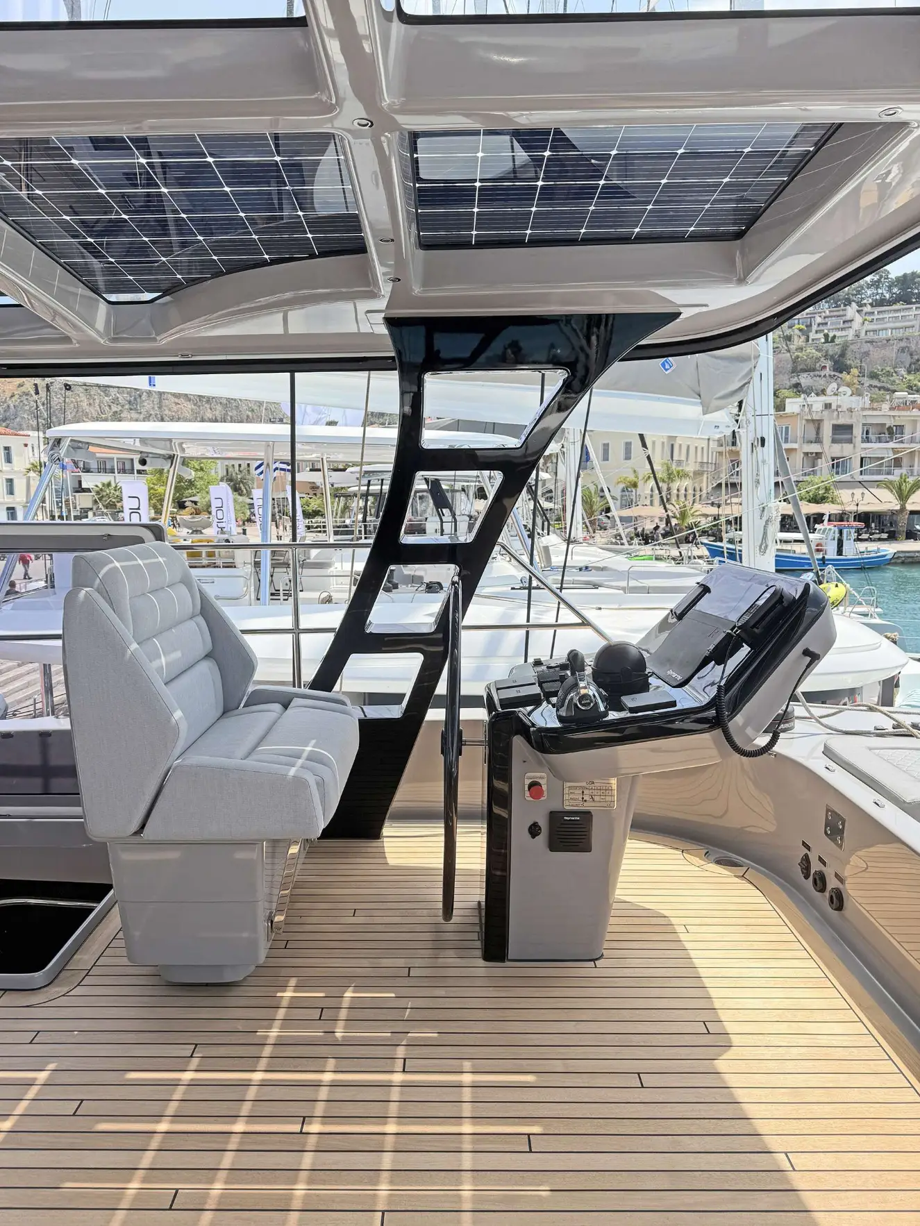 Sunreef 60 SERENITY – Flybridge helm