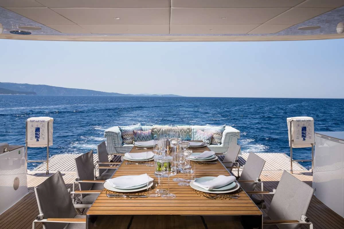 Sunreef 60 VULPINO – cockpit dining