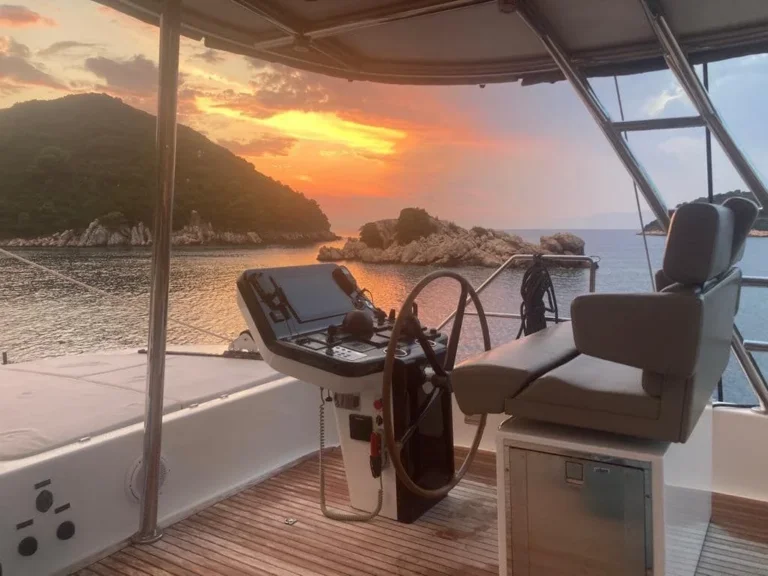 Sunreef 60 VULPINO – flybridge at sunset