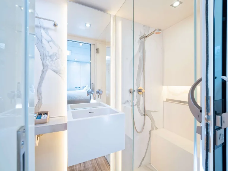 Sunreef 60 VULPINO – ensuite bathroom
