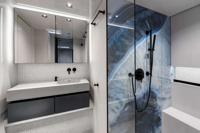 Sunreef 70 AGATA BLU – En-suite bathroom