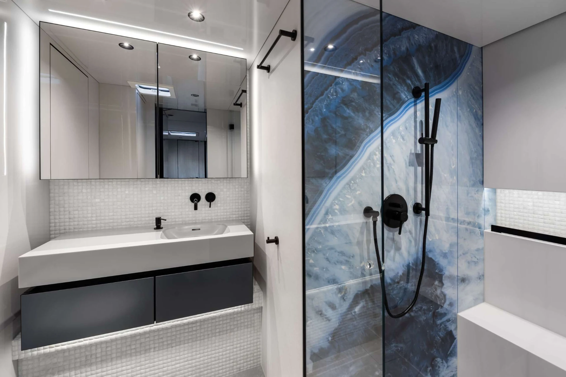 Sunreef 70 AGATA BLU – En-suite bathroom