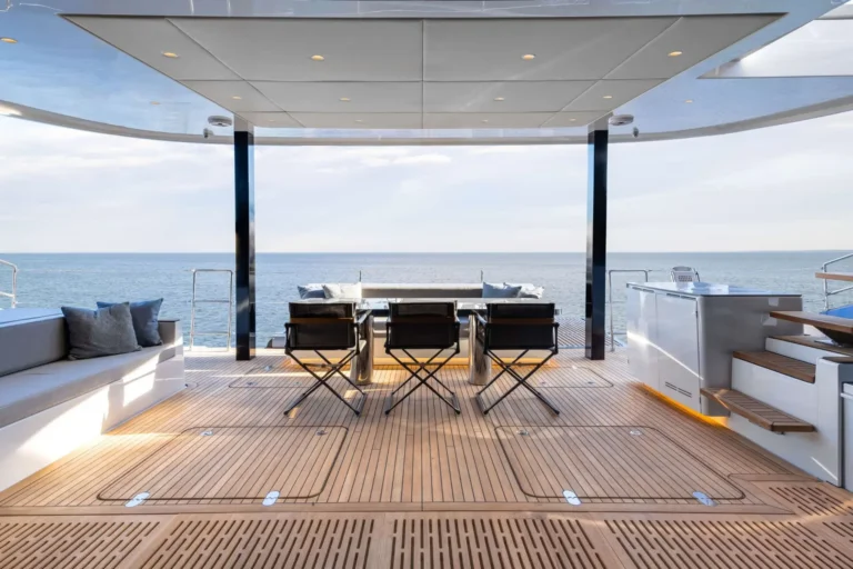 Sunreef 70 AGATA BLU – Aft deck dining