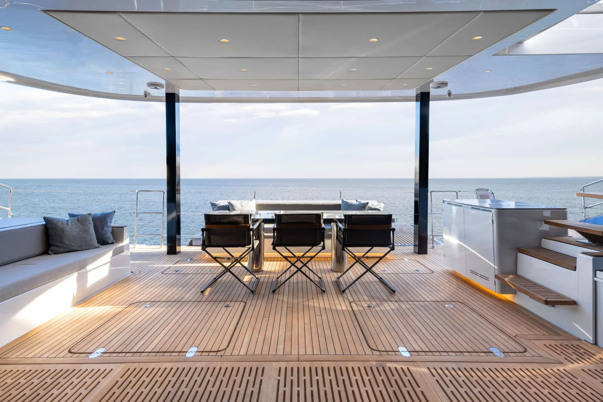 Sunreef 70 AGATA BLU – Aft deck dining