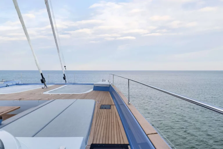 Sunreef 70 AGATA BLU – Foredeck sunbathing