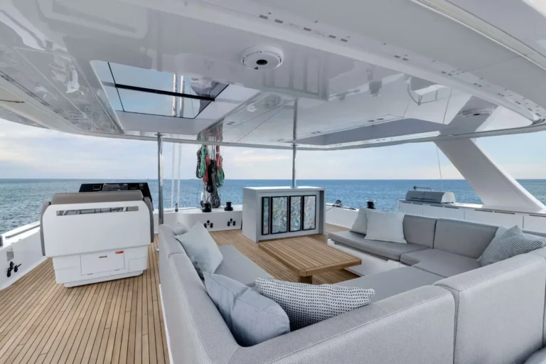 Sunreef 70 AGATA BLU – Flybridge helm and lounge