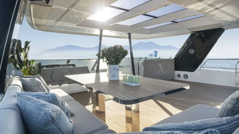 Sunreef 70 ALTEYA – Flybridge dining