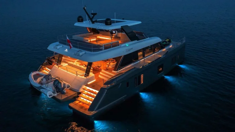Sunreef 70 ALTEYA – At anchor by night