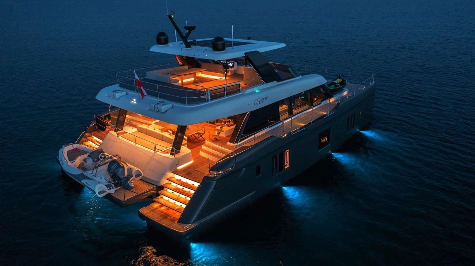 Sunreef 70 ALTEYA – At anchor by night