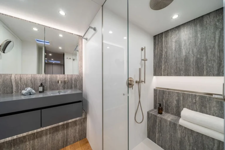 Sunreef 70 ANKAWER VI – ensuite shower