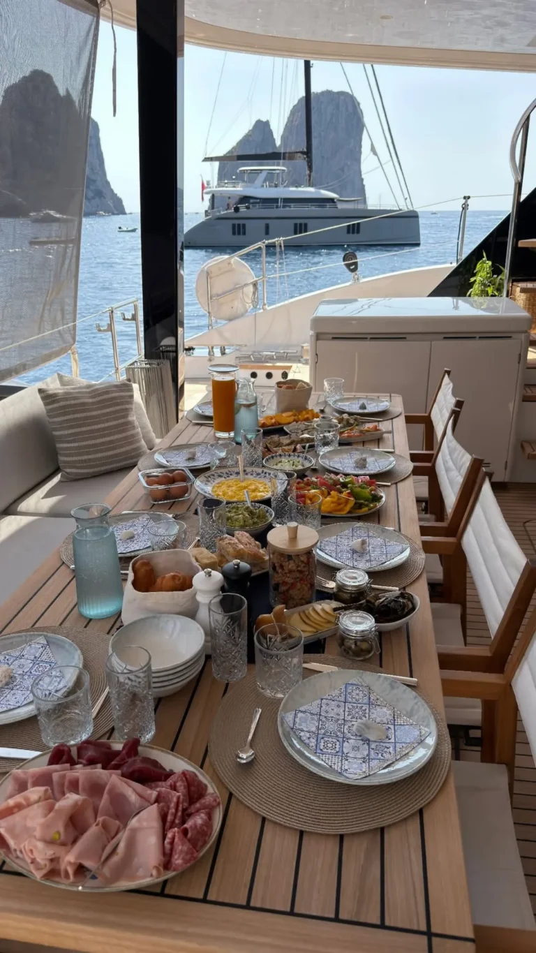 Sunreef 70 ANKAWER VI – breakfast on deck