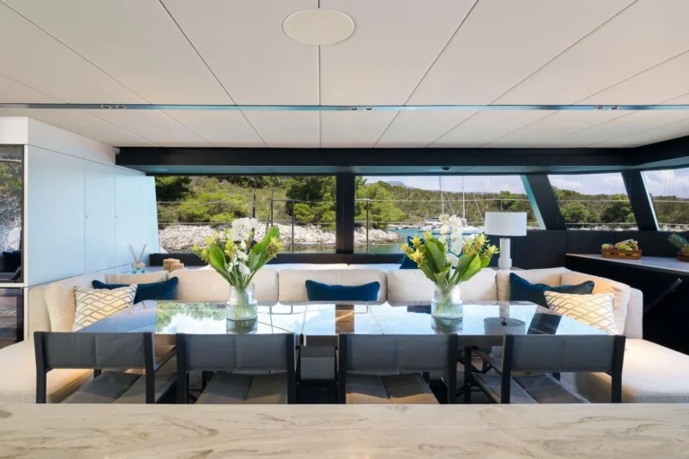 Sunreef 70 n+1 – Saloon dining