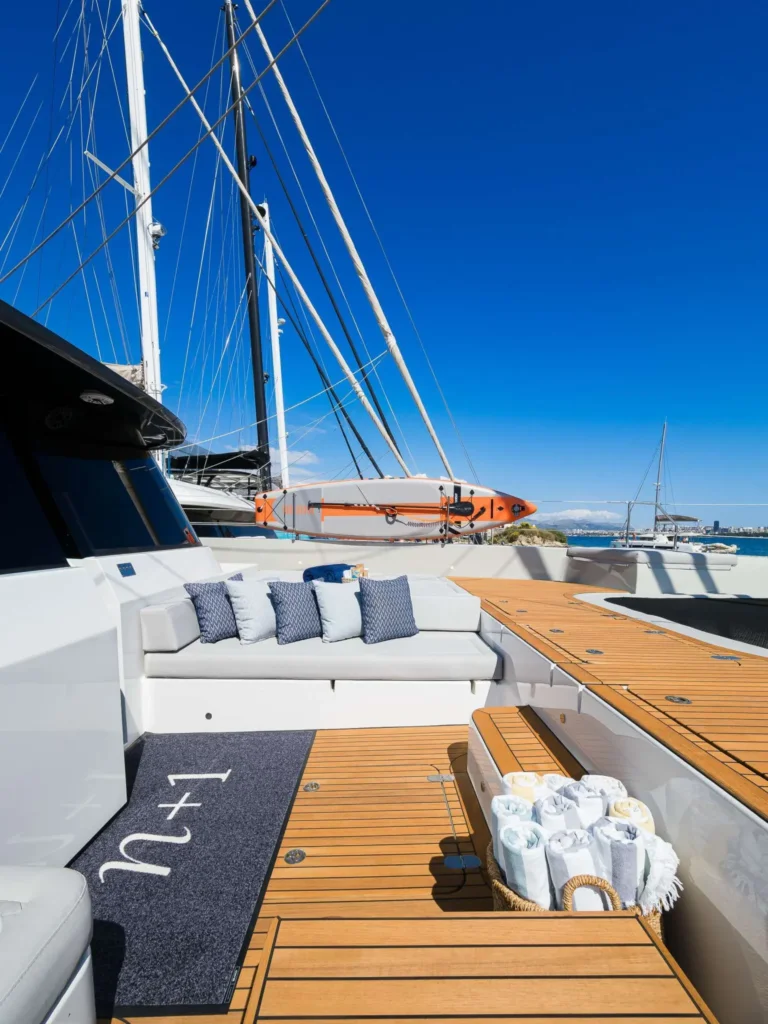 Sunreef 70 n+1 – Foredeck lounge