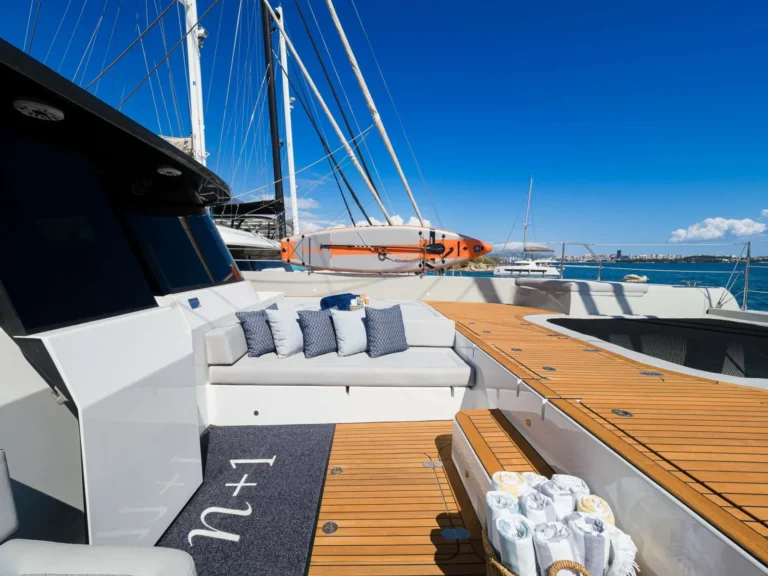 Sunreef 70 n+1 – Foredeck seating
